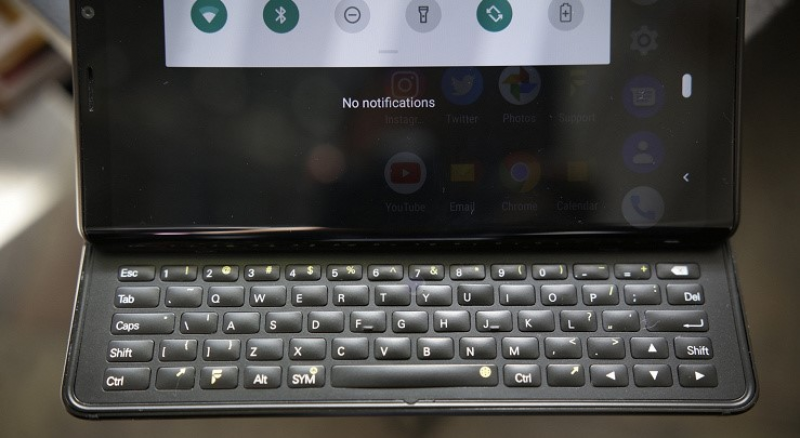 F(x)tec показала смартфон с 64-клавишной QWERTY-клавиатурой