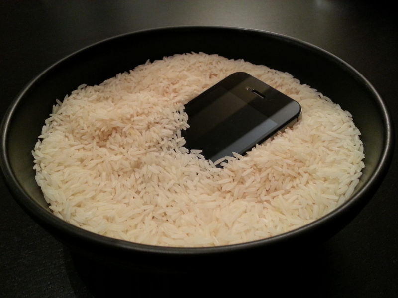 Сушка смартфона в рисе
