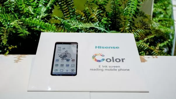 Представлен смартфон с цветным экраном E Ink
